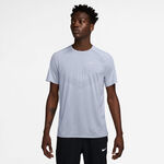 Abbigliamento Nike Nike Stride Tee Camicia da corsa Uomini-grigio, grigio